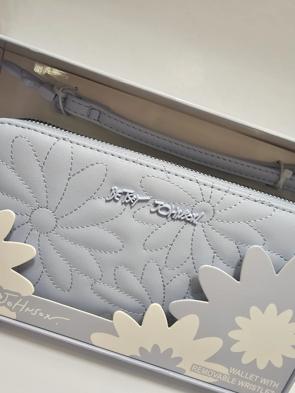 Betsey Johnson Light Blue Daisy Quilted Zip Around Wristlet Wallet NIB NWT